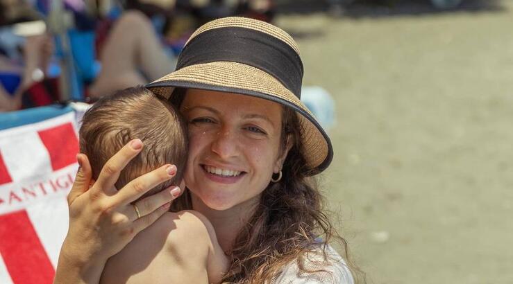 Νίκη Δραγούμη: Η τρυφερή στιγμή που θηλάζει τον γιο της σε παραλία της Άνδρου [βίντεο]