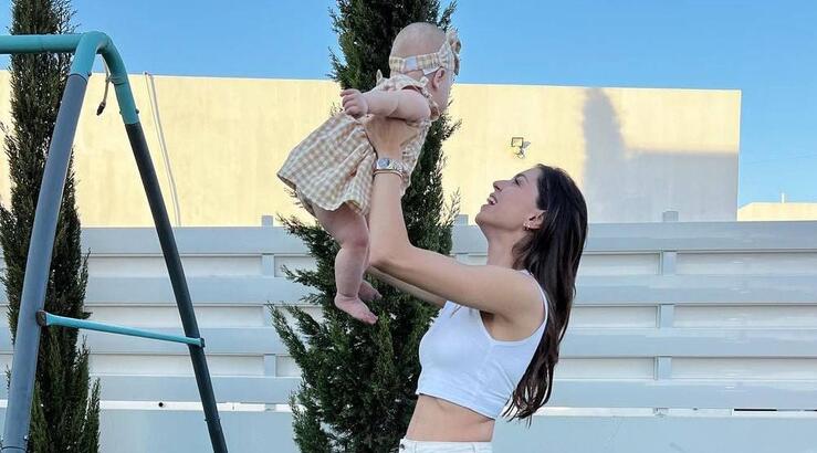 Κλέλια Γιασεμίδου: Το πρώτο της μπάνιο στη θάλασσα μαζί με την κόρη της [βίντεο]