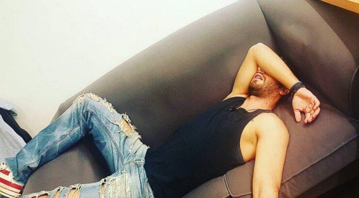 Μόλις χώρισε κούκλος επώνυμος Έλληνας 