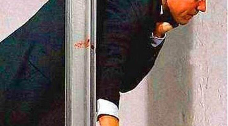 Ηθοποιός έκοψε τον λαιμό του πάνω στη σκηνή!