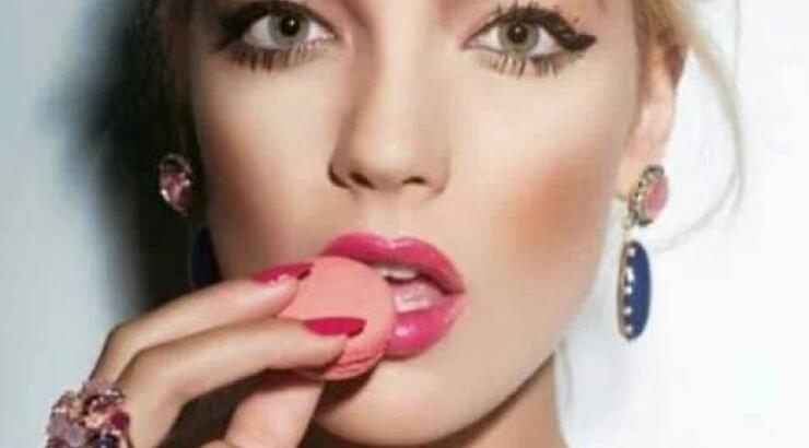 Άντρη Καραντώνη: Δείτε τον αρραβωνιαστικό της να της δίνει ένα γλυκό φιλί