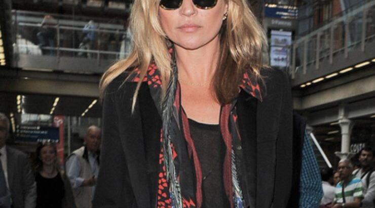 H Kate Moss μας δείχνει το πιο άνετο trend στα παπούτσια