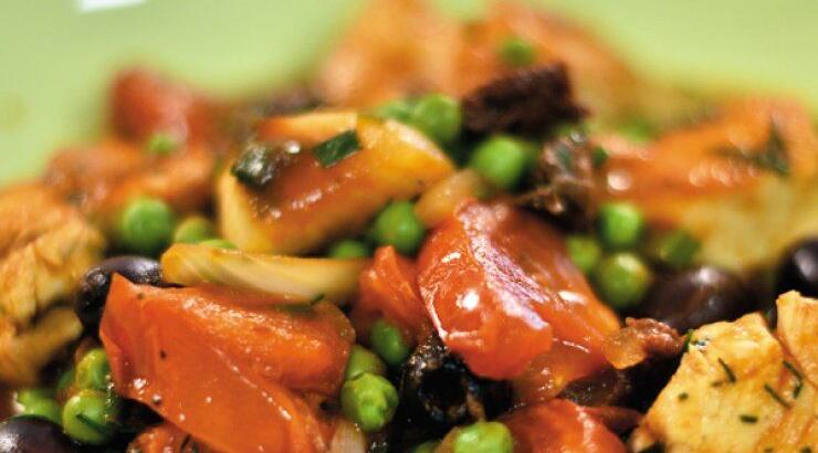 Αρακάς κοκκινιστός με κοτόπουλο, λιαστές τομάτες και ελιές 