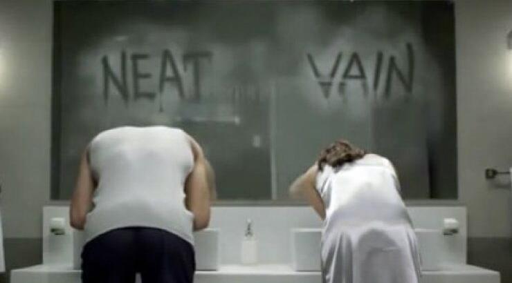 Ταμπέλες εναντίον γυναικών [βίντεο]