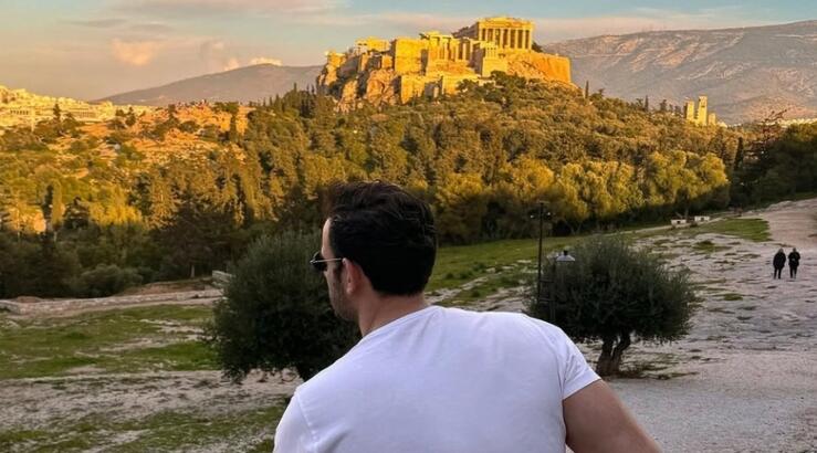 Γνωστός Ελλαδίτης ηθοποιός έκανε πρόταση γάμου στη σύντροφό του!