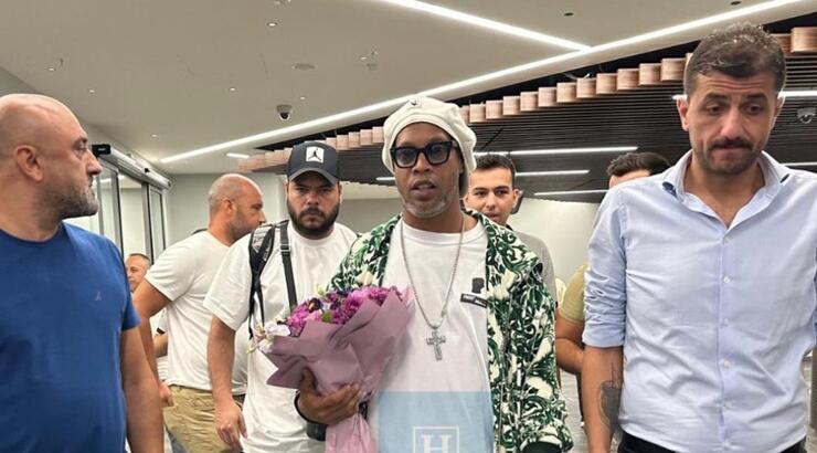 Ronaldinho: Μόλις έφθασε στα κατεχόμενα για να παραστεί σε εκδήλωση [εικόνες]