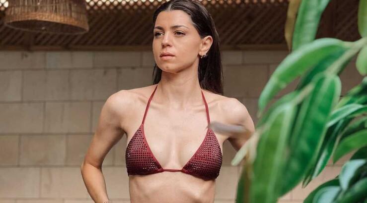 Τα fashion girls του νησιού σου δείχνουν τι πρέπει να έχει η τσάντα παραλίας