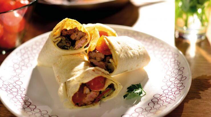 Wrap µε ψαρονέφρι µαριναρισµένο µε BBQ sauce και ψητά λαχανικά