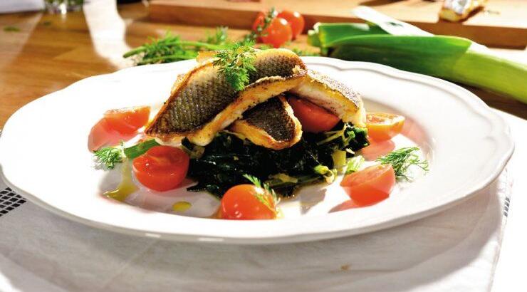 Φιλέτο λαβράκι µε σοταρισµένα λαχανικά, σπανάκι και άνηθο