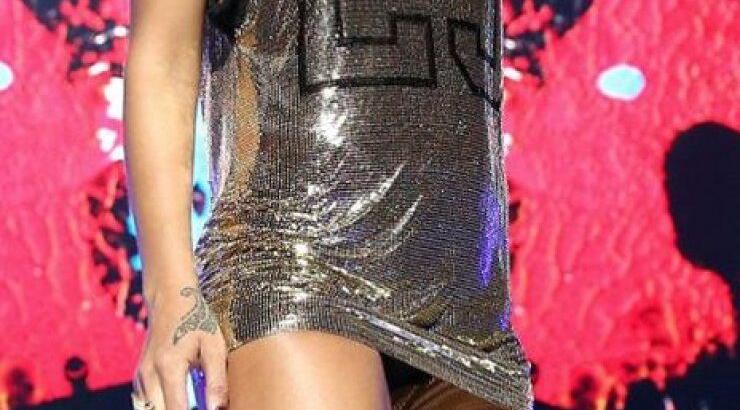 Στη σκηνή χωρίς... φούστα!