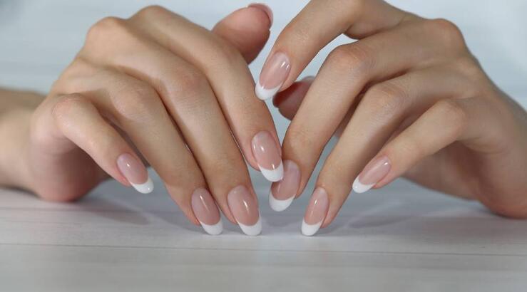 Phantom French: Το μανικιούρ που θα κυριαρχήσει αυτή την άνοιξη