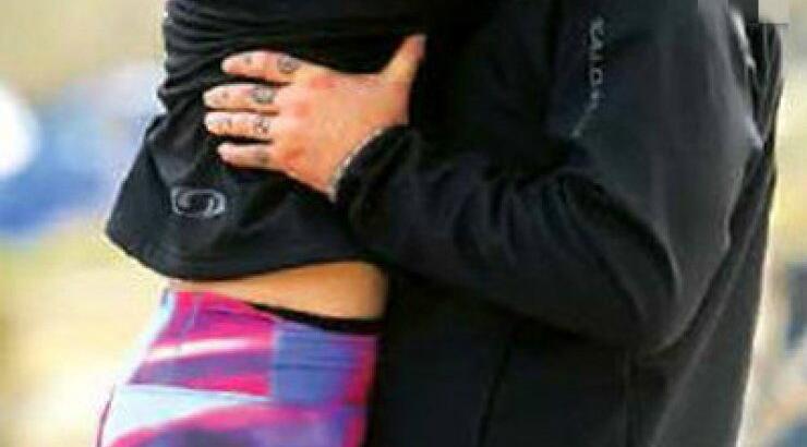 Τα καυτά φιλιά ζευγαριού της κυπριακής showbiz στη μέση του δρόμου