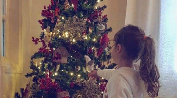 Η υπέροχη εικόνα της κόρης Κύπριου παρουσιαστή μπροστά στο χριστουγεννιάτικό τους δέντρο! 