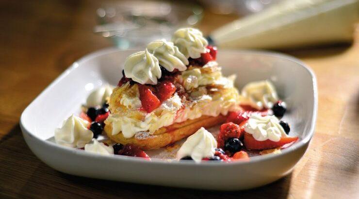 Μιλφέιγ µε δροσερή κρέµα και κόκκινα φρούτα