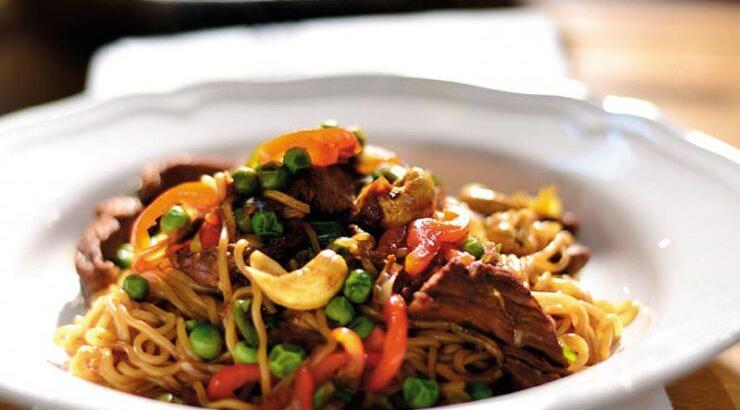 Μοσχάρι µε αρακά, κόκκινη πιπεριά και κάσιους