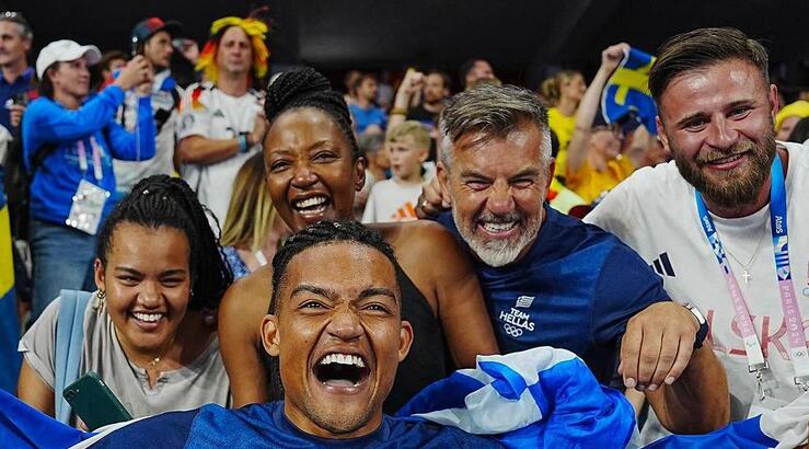 Manolo Καραλής: Οι γονείς του, η δίδυμη αδερφή του και το bullying σε μικρή ηλικία 