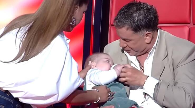 Γιώργος Μαζωνάκης: Ξετρελάθηκε με το 6μηνο βρέφος στο πλατό του Voice [βίντεο]