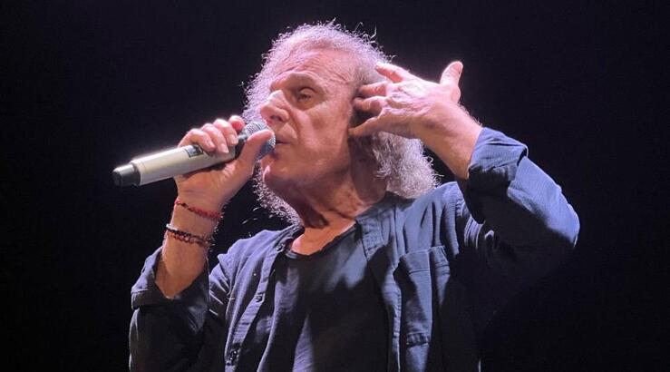 Βασίλης Παπακωνσταντίνου: Γλίστρησε και έπεσε από τη σκηνή [βίντεο]