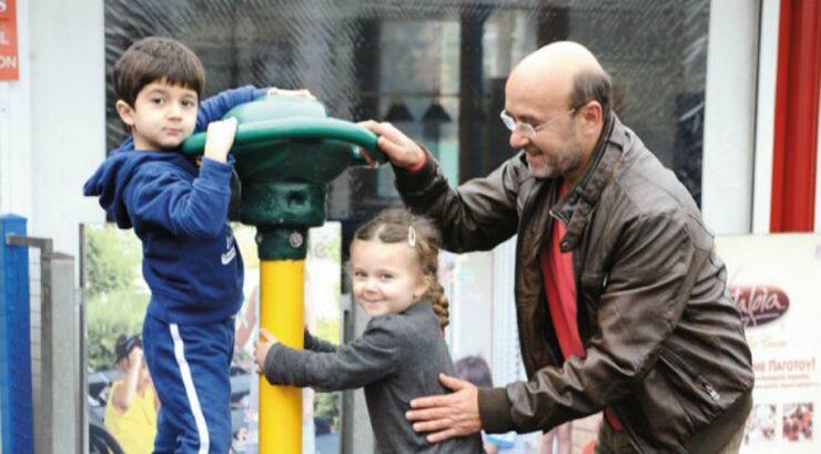 Αυτό πρέπει να το ακούσεις σίγουρα! Η ατάκα της κόρης του Ανδρέα Δημητρόπουλου που μας έκανε να δακρύσουμε από τα γέλια! [βίντεο]