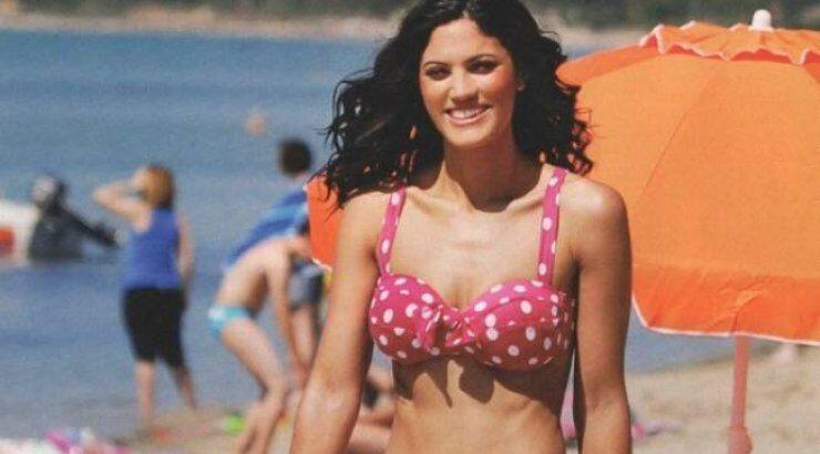 Μαίρη Συνατσάκη: Δείτε την παρέα με τη δίδυμη αδερφή της στην παραλία