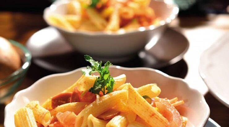 Μακαρονοσαλάτα µε πέννες, αλλαντικά και λαχανικά