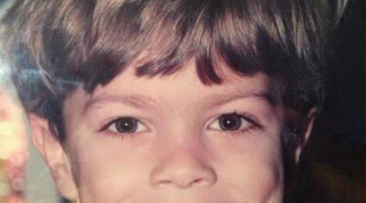 Αυτό το όμορφο αγοράκι είναι σήμερα πολύ γοητευτικός & πετυχημένος Έλληνας τραγουδιστής