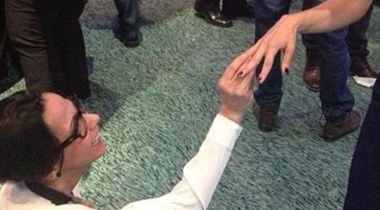 Συνέβη κι αυτό! Ελληνίδα ηθοποιός δέχτηκε πρόταση γάμου από... γυναίκα η οποία μάλιστα γονάτισε!