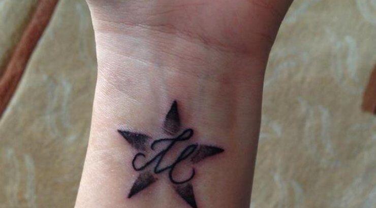 Ελληνίδα ηθοποιός έκανε τατουάζ το "Μ", που είναι το αρχικό από το όνομα του συζύγου και της κορούλας της