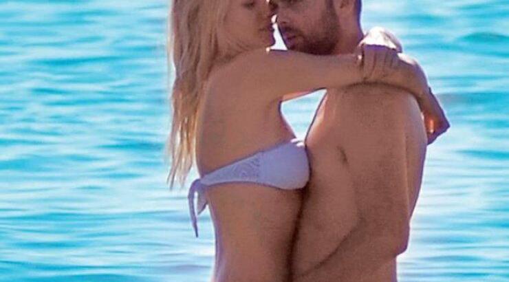 Ευαγγελία Αραβανή & Ηλίας Βρεττός: Full in love & διαχυτικοί μέσα στην θάλασσα