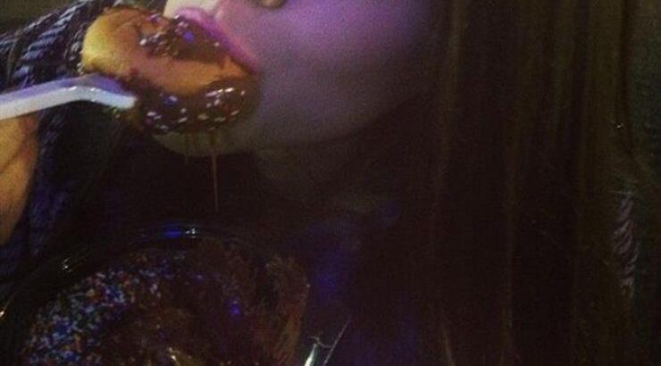 Ποια Ελληνίδα τραγουδίστρια απολαμβάνει λουκουμάδες με σοκολάτα;