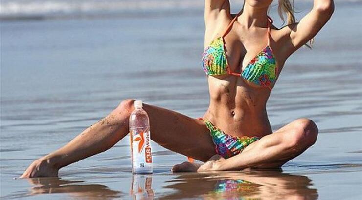 Σε αυτή την πόζα... Ποιος κοιτάζει το νερό που διαφημίζει;