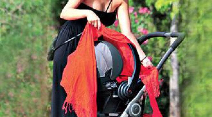 Kατερίνα Παπουτσάκη: Η πρώτη βόλτα με τον γιο της στο Θησείο