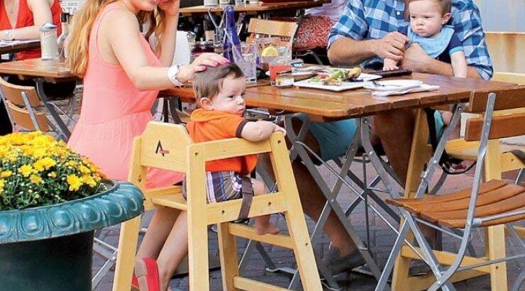 Στην Ελλάδα η Καλομοίρα για τη βάφτιση των διδύμων