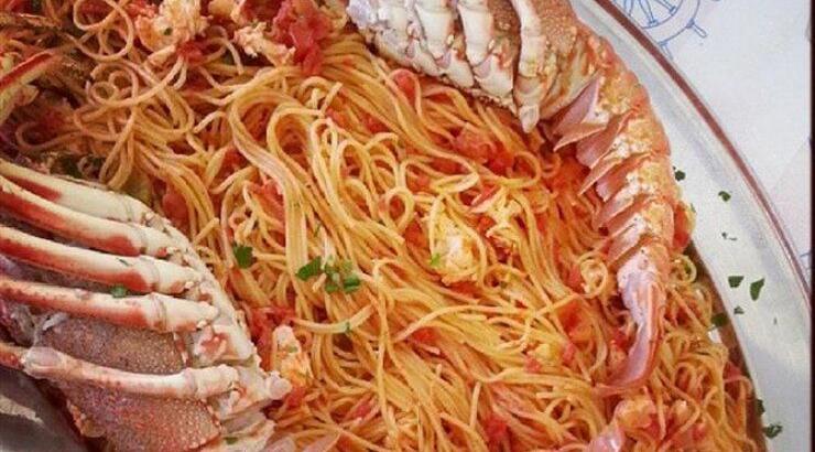 Η τραγουδίστρια απολαμβάνει την αστακομακαρονάδα που έφτιαξε ο πατέρας της!