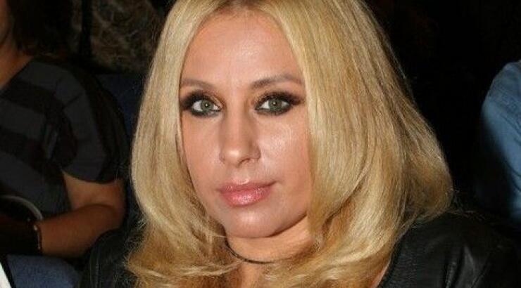 Συντετριμμένη στην κηδεία της γιαγιά της η Γωγώ Μαστροκώστα...