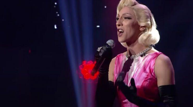 "House of Fame": Η συγκλονιστική ερμηνεία και εμφάνιση του Θέμη ως Holly Grace [βίντεο]