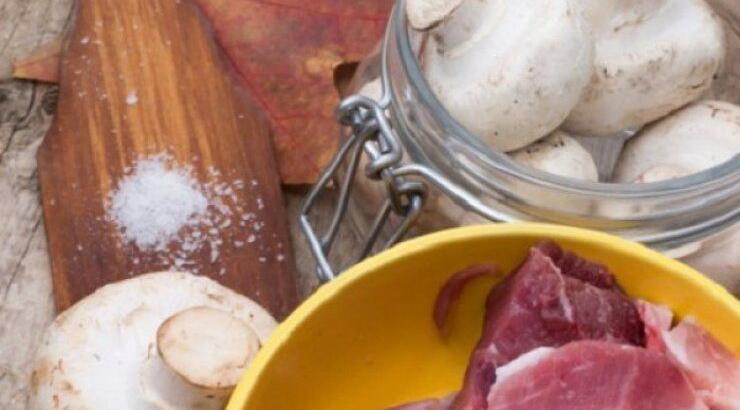 Πως να καθαρίσετε την κουζίνα σας από τις μυρωδιές του πασχαλινού τραπεζιού