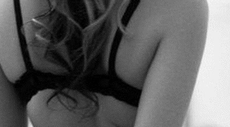 8 μικρά πράγματα που κάνεις στο κρεβάτι και εκείνος... λατρεύει