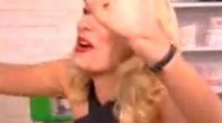  Η Μενεγάκη έφυγε τρέχοντας με υστερικό γέλιο προς την τουαλέτα!