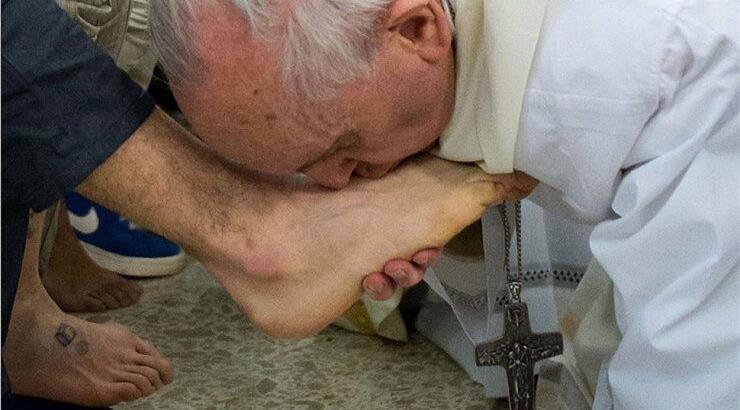 Δείτε τον Πάπα να πλένει πόδια νεαρών κρατούμενων