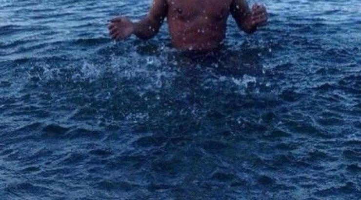 Ποιος επώνυμος Έλληνας έκανε το πρώτο του μπάνιο για το 2014;