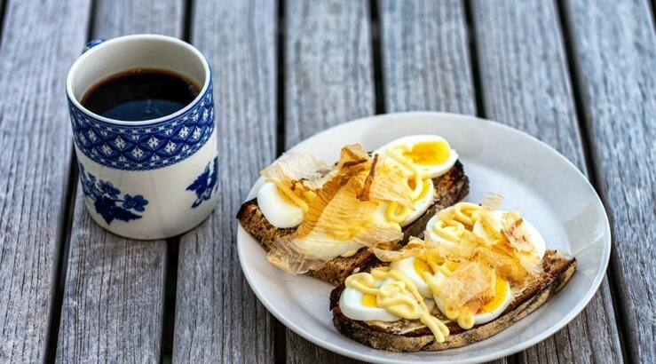 Γιατί δεν είναι καλό να συνδυάζεις τον καφέ σου με τα αυγά για πρωινό