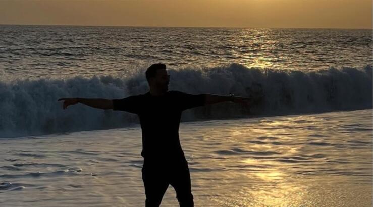 Ελλαδίτης τραγουδιστής αποκαλύπτει: "Η γιαγιά μου ψάχνει εκκλησίες να μου βρει νύφη" [βίντεο]