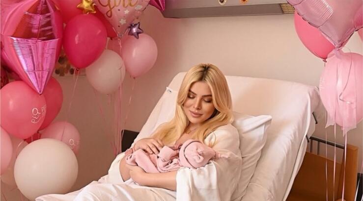 Κατερίνα Καινούργιου: Η πρώτη ανάρτηση μέσα από το μαιευτήριο αγκαλιά με την κόρη της [εικόνες]