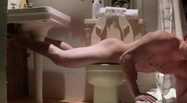 Πασίγνωστος πρωταγωνιστής ολόγυμνος στο μπάνιο του!
