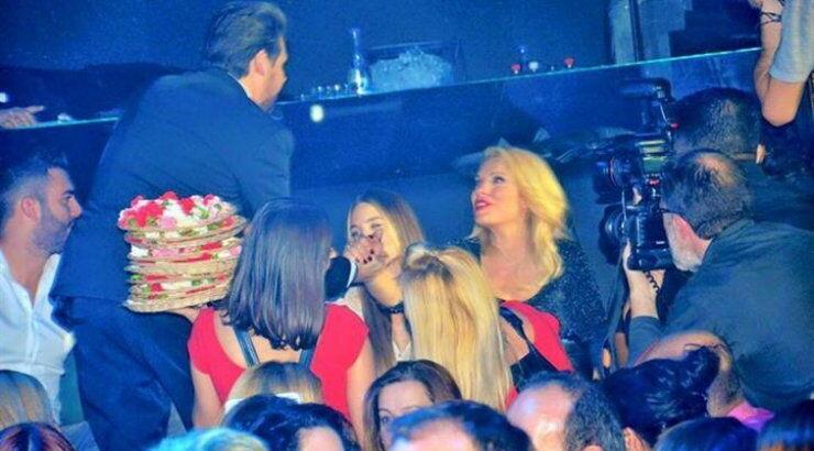 Ελένη Μενεγάκη: Το έκαψε στα μπουζούκια με τον σύντροφό της το βράδυ του Σαββάτου!