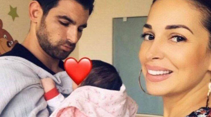 Ελένη Χατζίδου: Ξαπλώνει με την νεογέννητη κορούλα της [εικόνα]