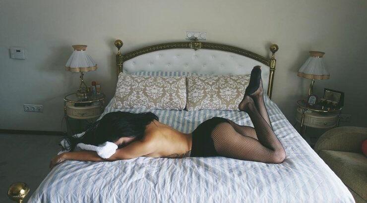 Κόρη Έλληνα τραγουδιστή ποζάρει ημίγυμνη και "ρίχνει" το instagram