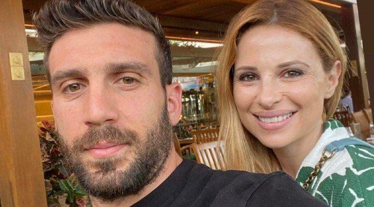 Αριστοτέλους - Εφραίμ: Μας έστειλαν χριστουγεννιάτικες ευχές αγκαλιά με τα παιδιά τους [εικόνα]