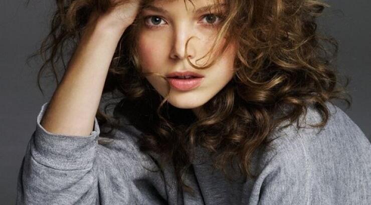 3 ανέξοδα tips για να περιποιείσαι σωστά τα σγουρά μαλλιά σου!